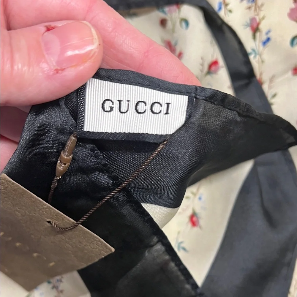 Gucci Floral Silk Scarf with Red and Green Stripe - Picture 4 of 6